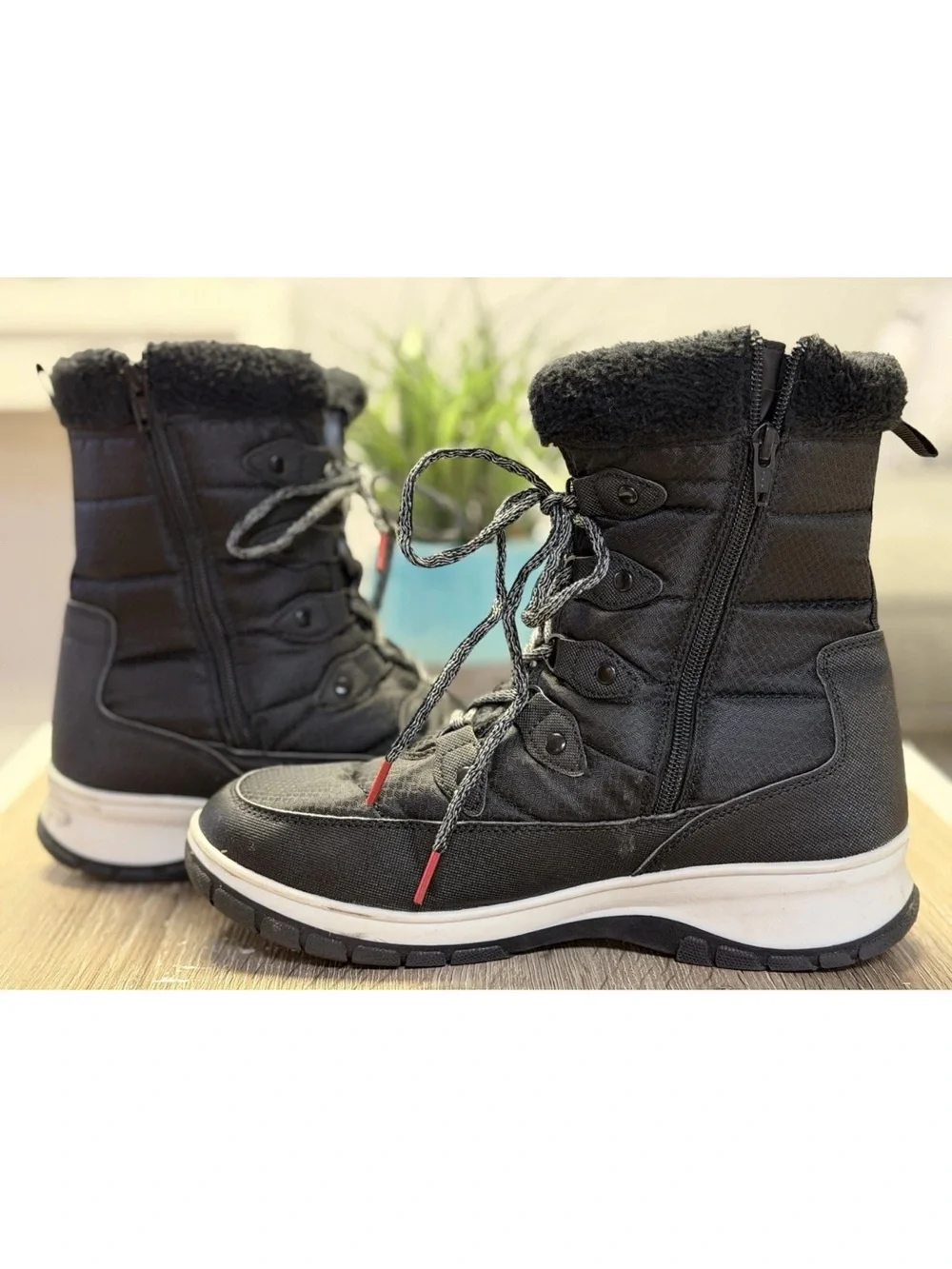 Canada Weather Gear Women's Size 10 Snow Winter Boots  Black Red